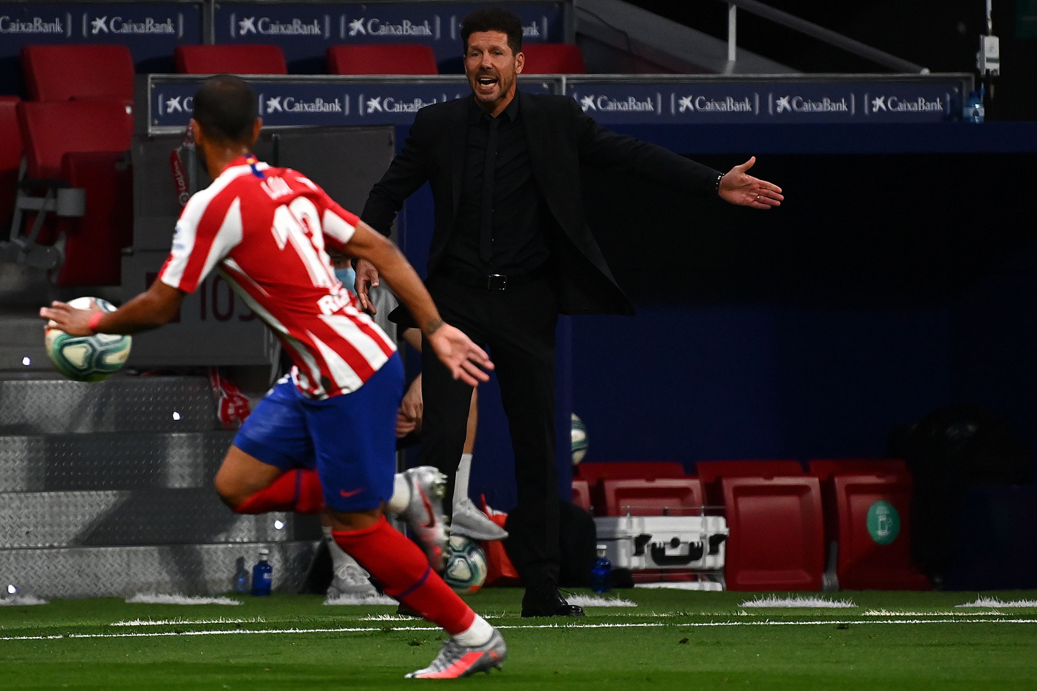 Diego Simeone quiere ganar en el Camp Npu y esperar aprovechar el bajón del Barcelona. (Foto Prensa Libre: AFP)