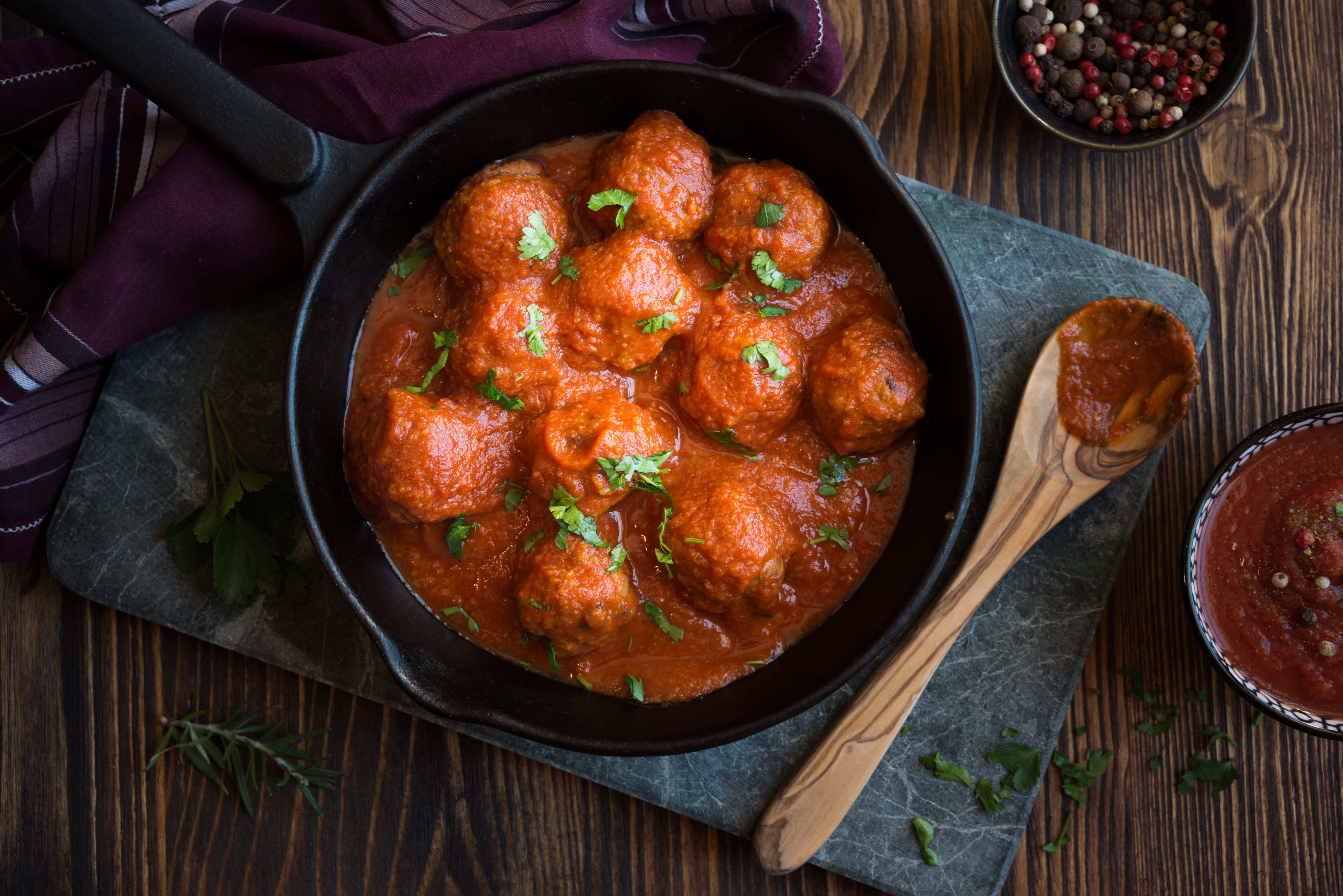 Si a alguno en casa  le disgusta el sabor que da el huevo a la carne puede agregar una cucharadita de hierbabuena bien picada.  Foto Prensa Libre ShutterStock