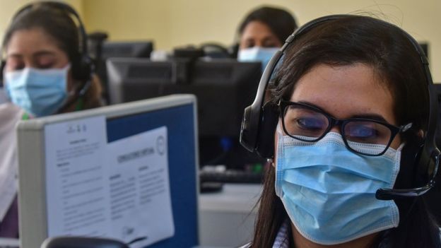 El uso de mascarillas, distanciamiento social, desinfección de áreas y horarios escalonados, forman parte del protocolo para los Contact Center & BPO. (Foto Prensa Libre: AFP)