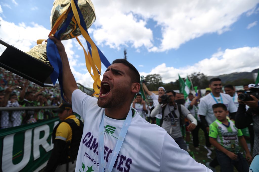 José pinto es el nuevo defensor de los albos.