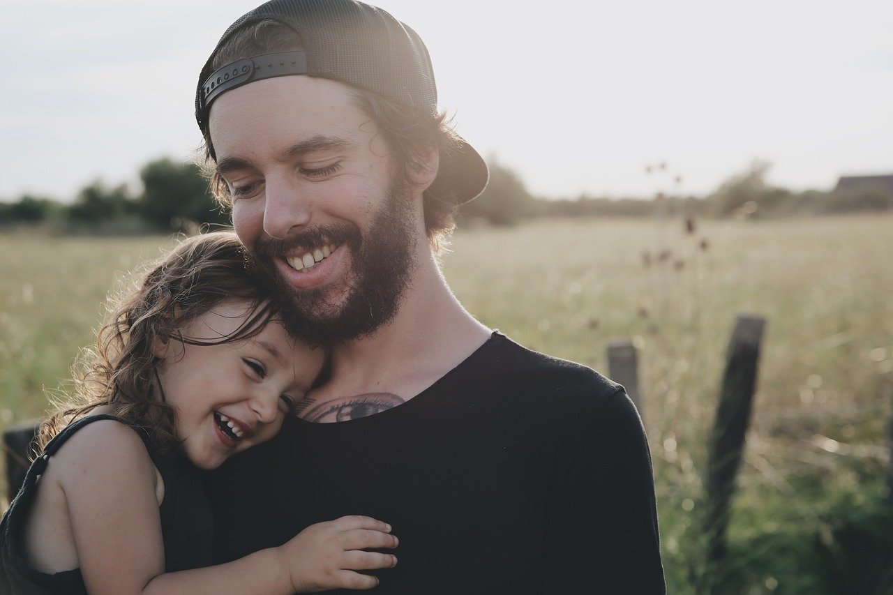 El 17 de junio se celebra el Día del Padre, una ocasión para conmemorar y agradecer la guía que dan los los papás a sus hijos. (Foto Prensa Libre: Pixabay).