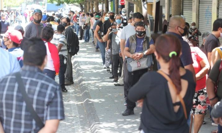 En abril último se empezaron a registrar filas de personas en sedes de la Empresa Eléctrica de Guatemala. (Foto Prensa Libre: Hemeroteca PL) 