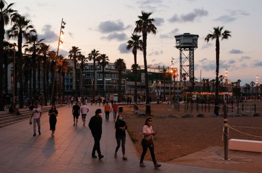 Atardecer en la playa de la Barceloneta, en Barcelona, este sábado. (Foto Prensa Libre: AFP)