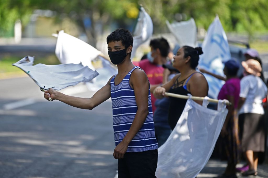 La economía salvadoreña ha sido golpeada fuerte por el coronavirus. (Foto Prensa Libre: AFP)