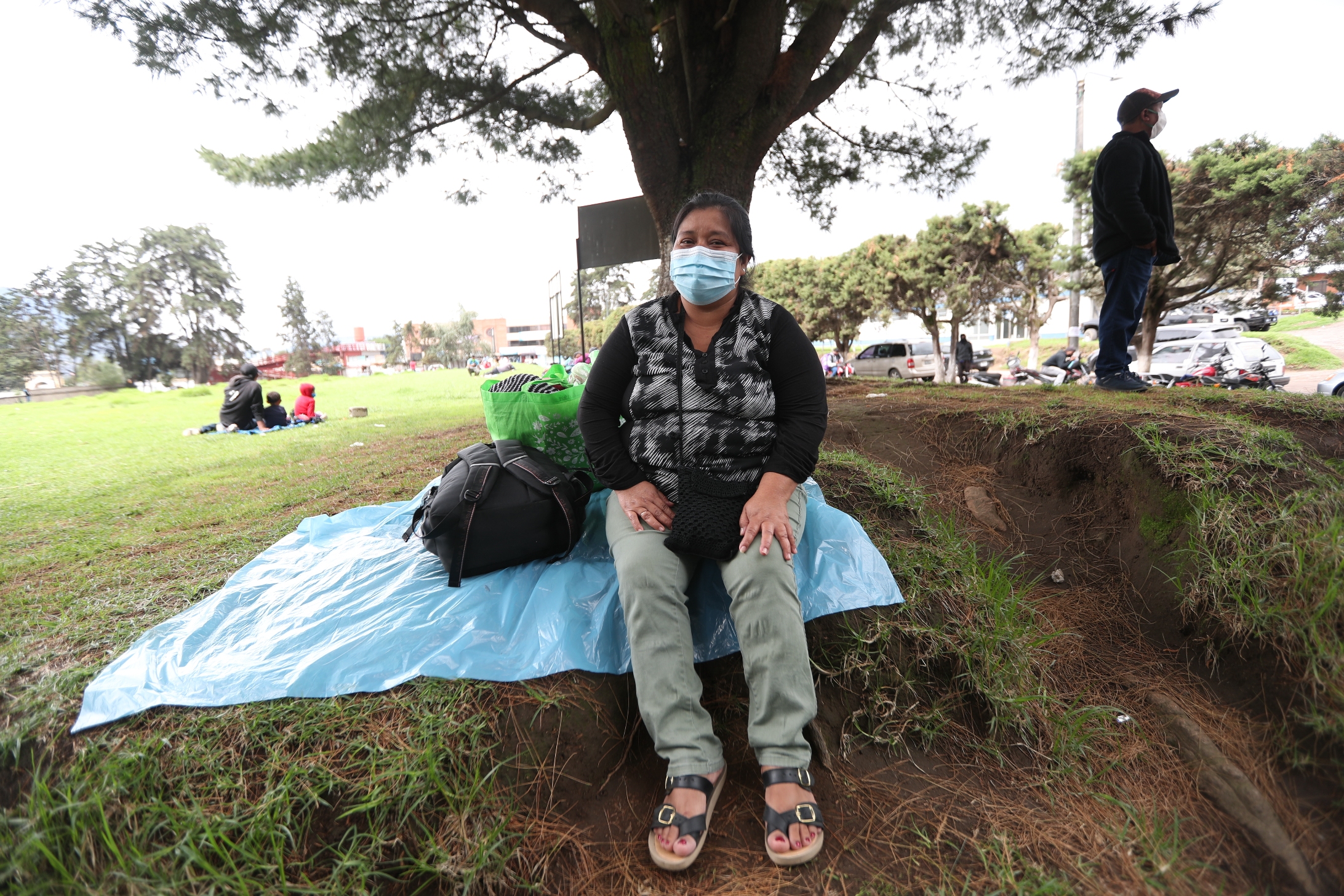 Sandra Baquiax, espera afuera del Hospital Regional de Occidente información sobre su hija recluida en el HRO. (Foto Prensa Libre: María Longo) 