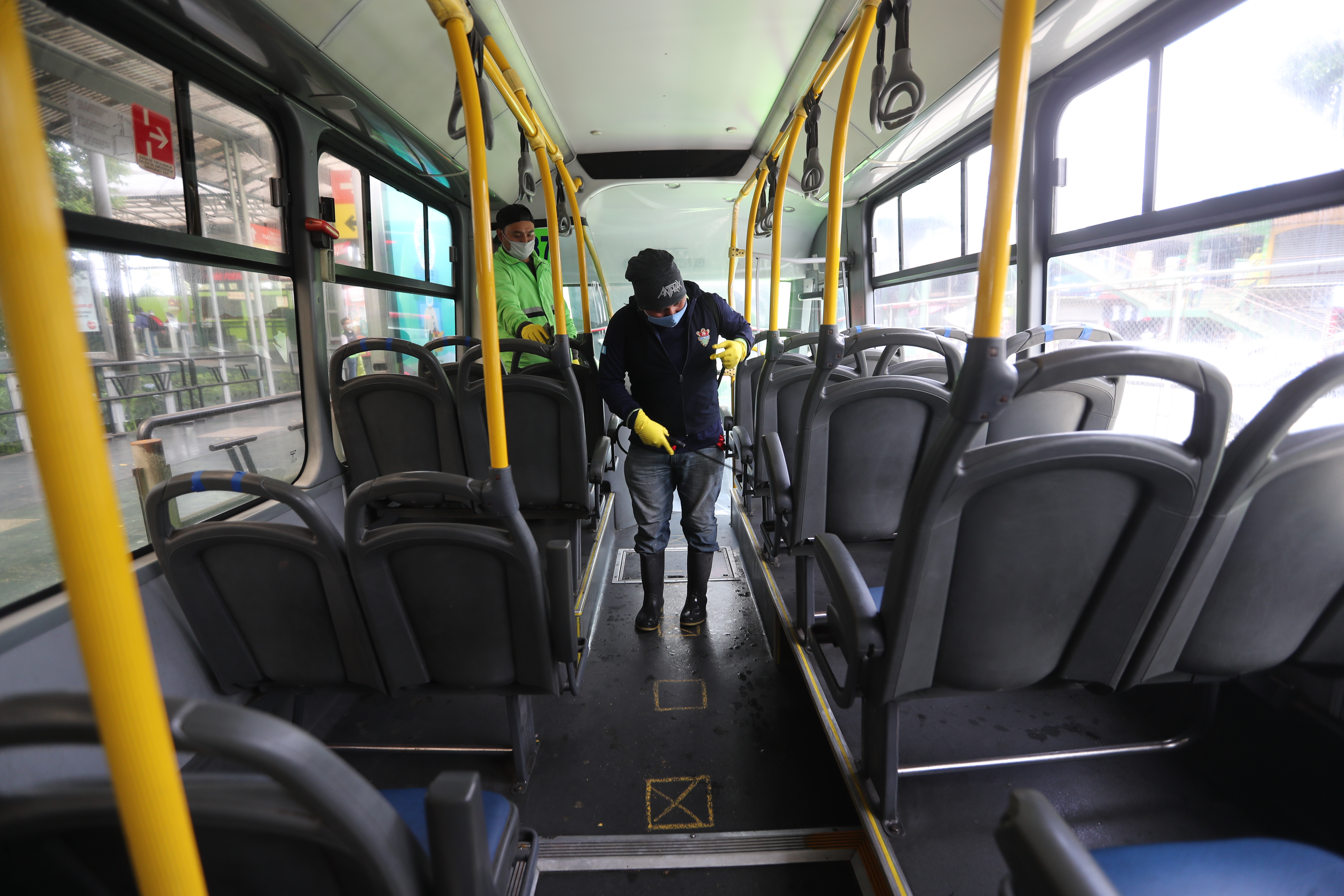 En cada estación desinfectan las unidades del transmetro. Fotografía. Prensa Libre. Erick Avila