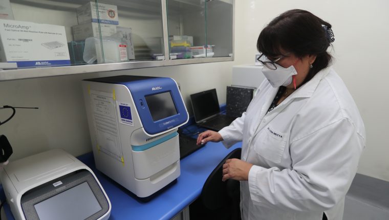 Personal del Laboratorio Nacional de Salud. (Foto Prensa Libre: Hemeroteca PL)