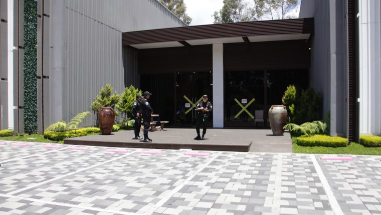 La tienda de muebles  03 ubicada en  Condado Concepcion,  fue cerrada tras la fiesta clandestina. (Foto: Hemeroteca PL)