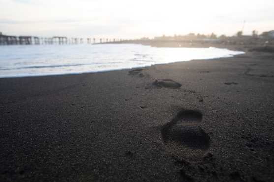 Debido a las medidas de seguridad establecidas por el gobierno las personas no caminan en la playa, pero por momentos aún se ven las huellas de quienes por algún motivo deben pasar por el lugar. Foto Prensa Libre: Óscar Rivas