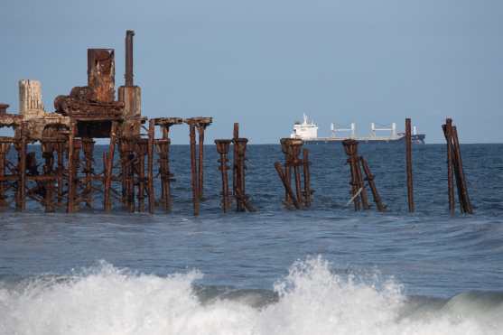 Material de azolve se ha ido acumulando en los márgenes del litoral Pacífico específicamente al lado de la playa de San José donde se ubica el rompeolas mayor, expuso un técnico de la portuaria.  (Foto Prensa Libre: Hemeroteca)  