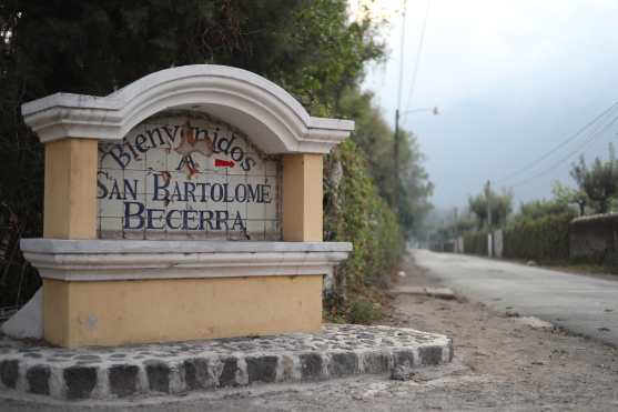 San Bartolomé Becerra es una de las aldeas de Sacatepéquez que cuenta con la procesión más extensa y con mayor número de visitantes el quinto domingo, este año el recorrido del nazareno de la caída no pudo llevarse a cabo. Foto Prensa Libre: Óscar Rivas