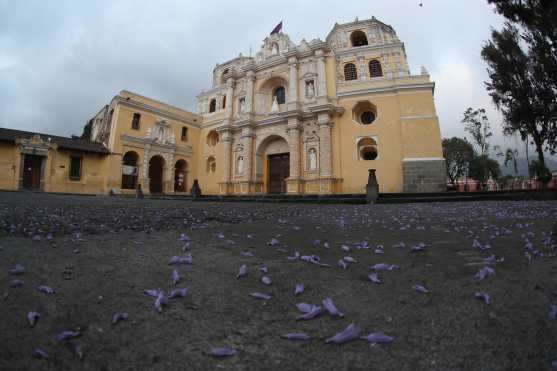 Los turistas visitan la iglesia La Merced para ver al patrón de la Antigua Guatemala, Jesús de la Merced,  y degustar ricos dulce típicos en la plaza, pero este año los empleados municipales y vecinos decidieron limpiarla y cuidarla. Foto Prensa Libre: Óscar Rivas