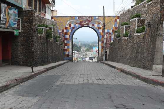 El Arco Gucumatz reluce sus colores en una tarde después del toque de queda. Foto Prensa Libre: Érick Ávila