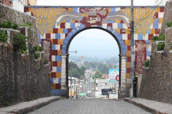 Según la leyenda una gran serpiente fue encontrada en el lugar donde está el arco,  esta serpiente no dejaba que ingresara agua al pueblo y por ello los pobladores decidieron hacer este monumento. Foto Prensa Libre: Érick Ávila