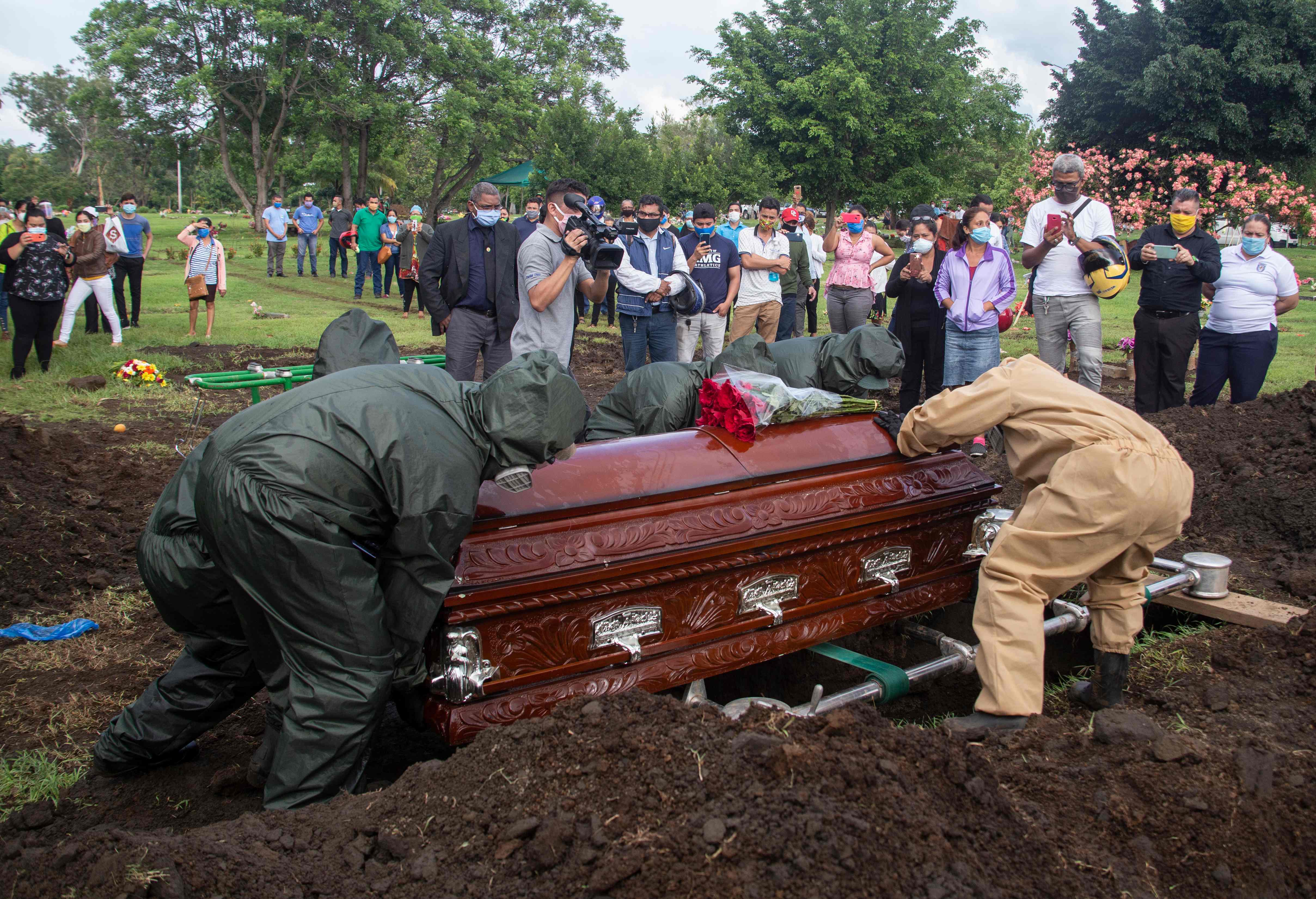 Nicaragua es uno de los países de Centroamérica que reporta una cifra cuestionable de contagios como de fallecidos por covid-19. (Foto Prensa Libre: AFP).