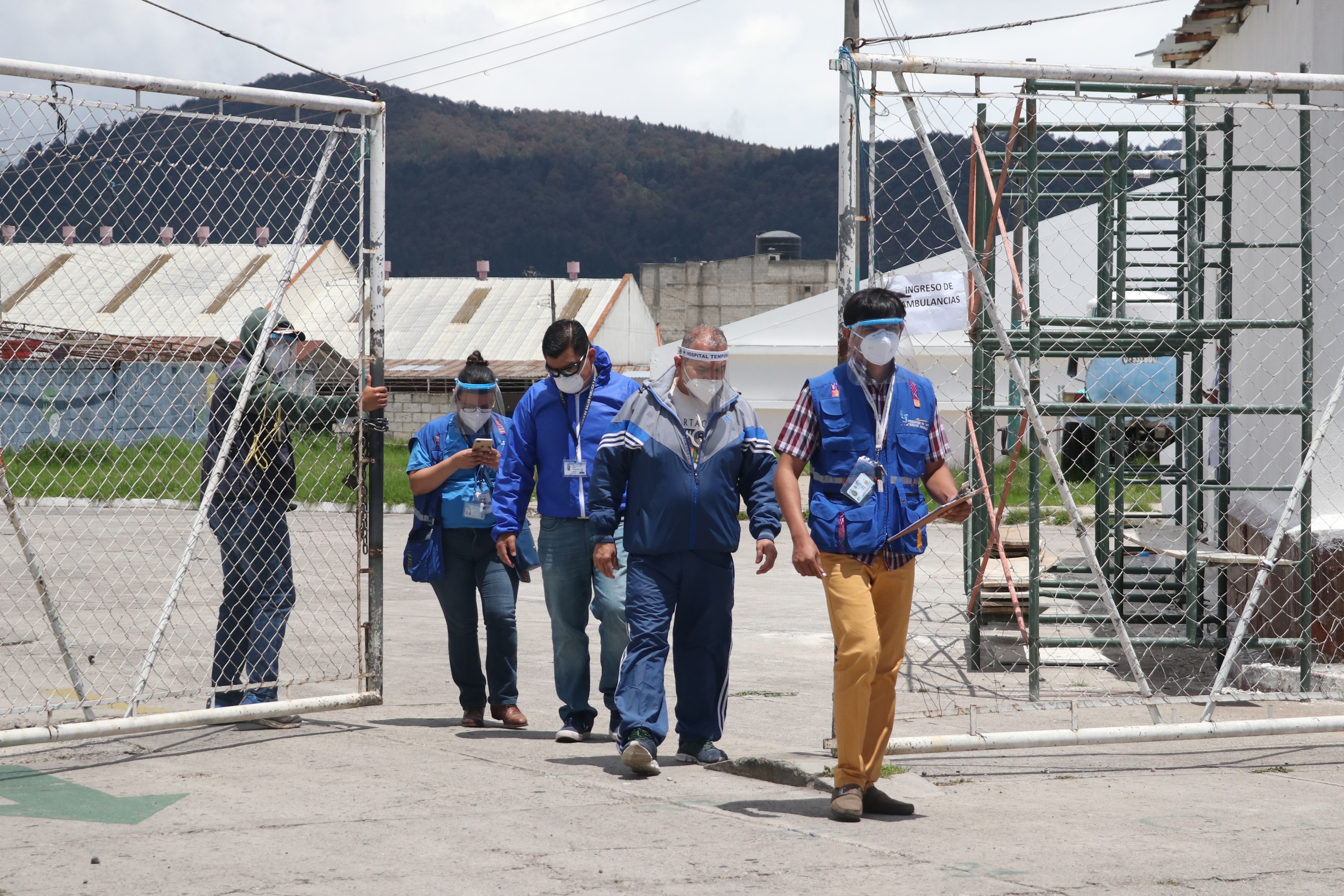 Personal de la PDH visitó el centro asistencial para velar el cumplimiento de todas las garantías del personal y pacientes de los hospitales temporales. (Foto Prensa Libre: Raúl Juárez)