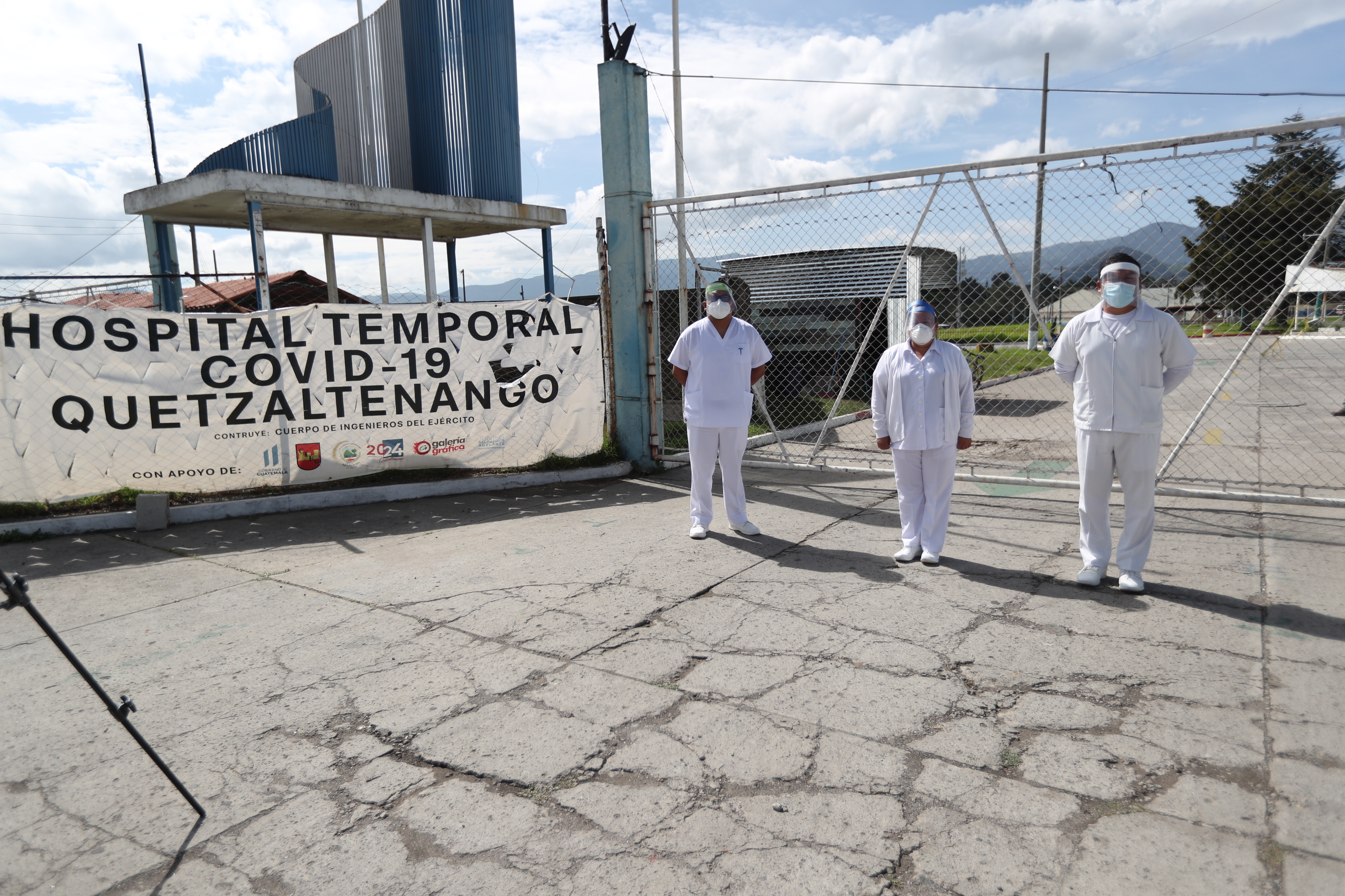 Personal del Hospital Temporal Covid-19 Quetzaltenango espera el pago de su salario desde hace más de dos meses. (Foto Prensa Libre: María Longo) 