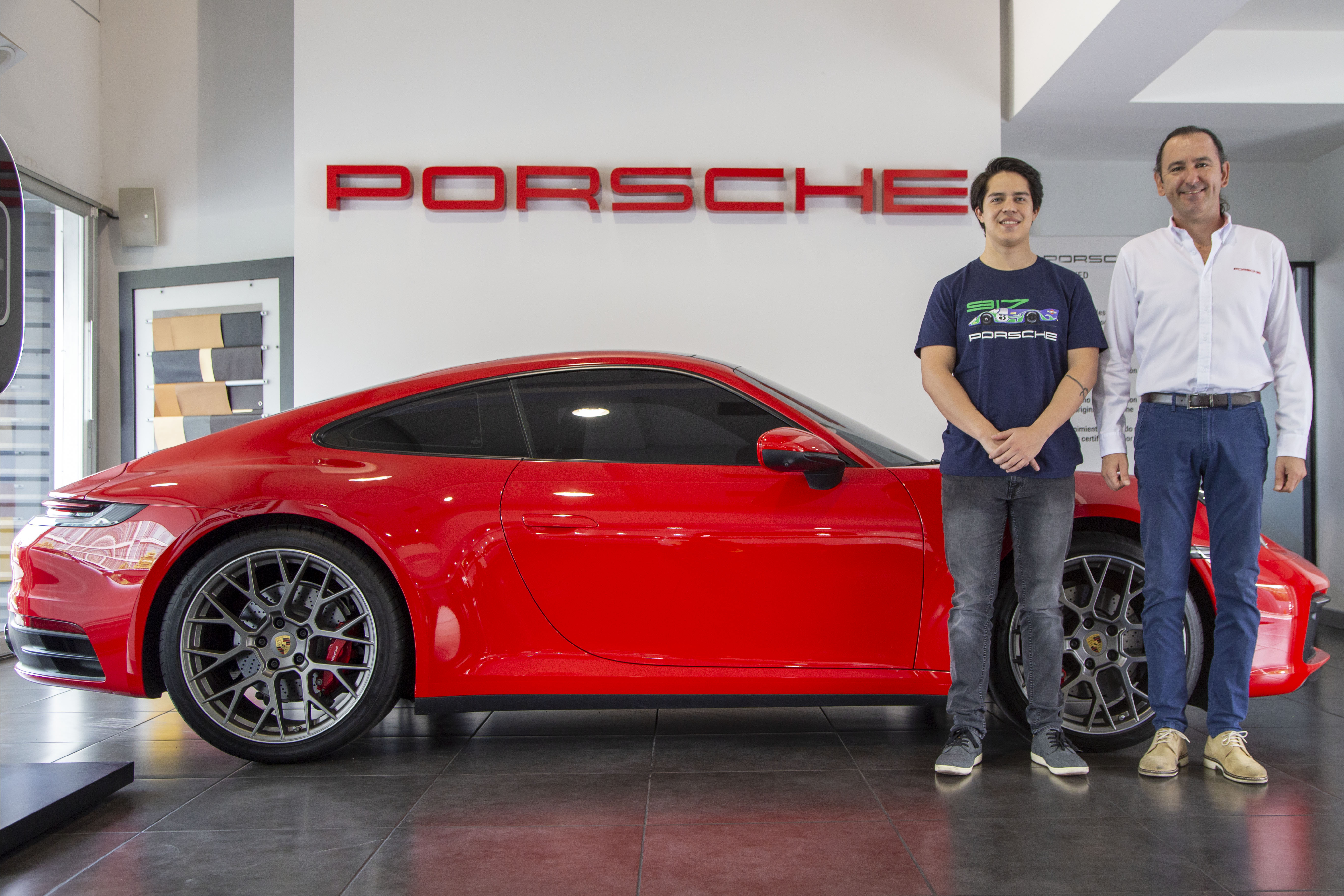 Juan Diego Hernández representará a Guatemala en el torneo Esports de Porsche, posa junto a Diego Cuestas  de Grupo Los Tres. Foto Prensa Libre: Norvin Mendoza