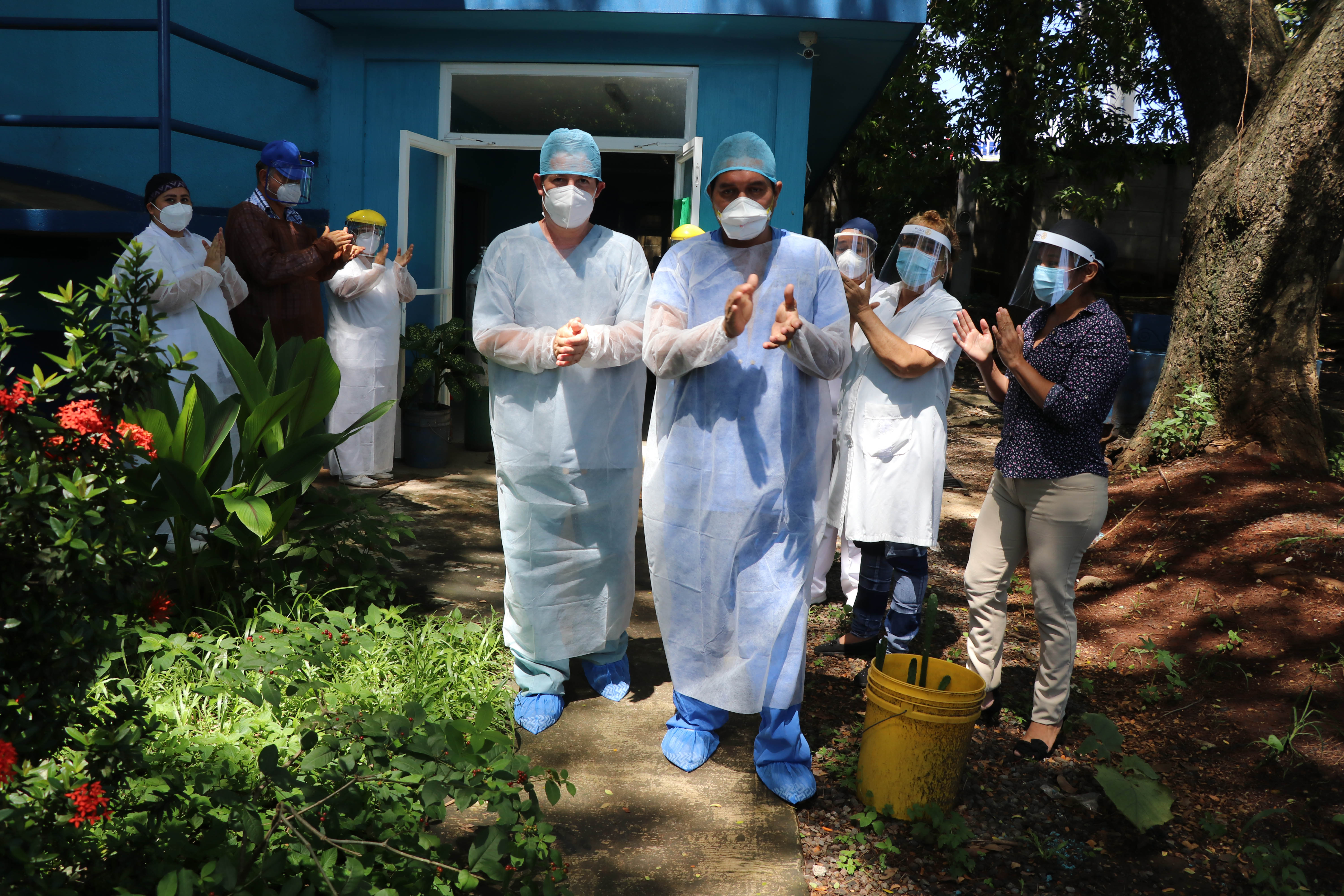 Marco Samayoa y Marvin Archila vencieron al covid-19 en el Hospital de Escuintla, fueron despedidos entre aplausos y palabras de ánimo en el centro asistencial. (Foto Prensa Libre: Carlos Paredes)