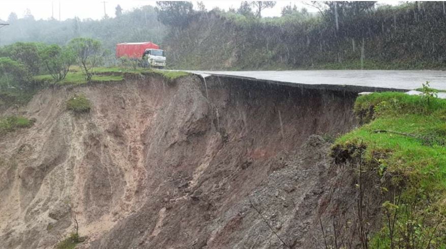 Tramo dañado en la ruta entre San Mateo Ixtatán y Santa Eulalia. (Foto Prensa Libre: Mike Castillo). 