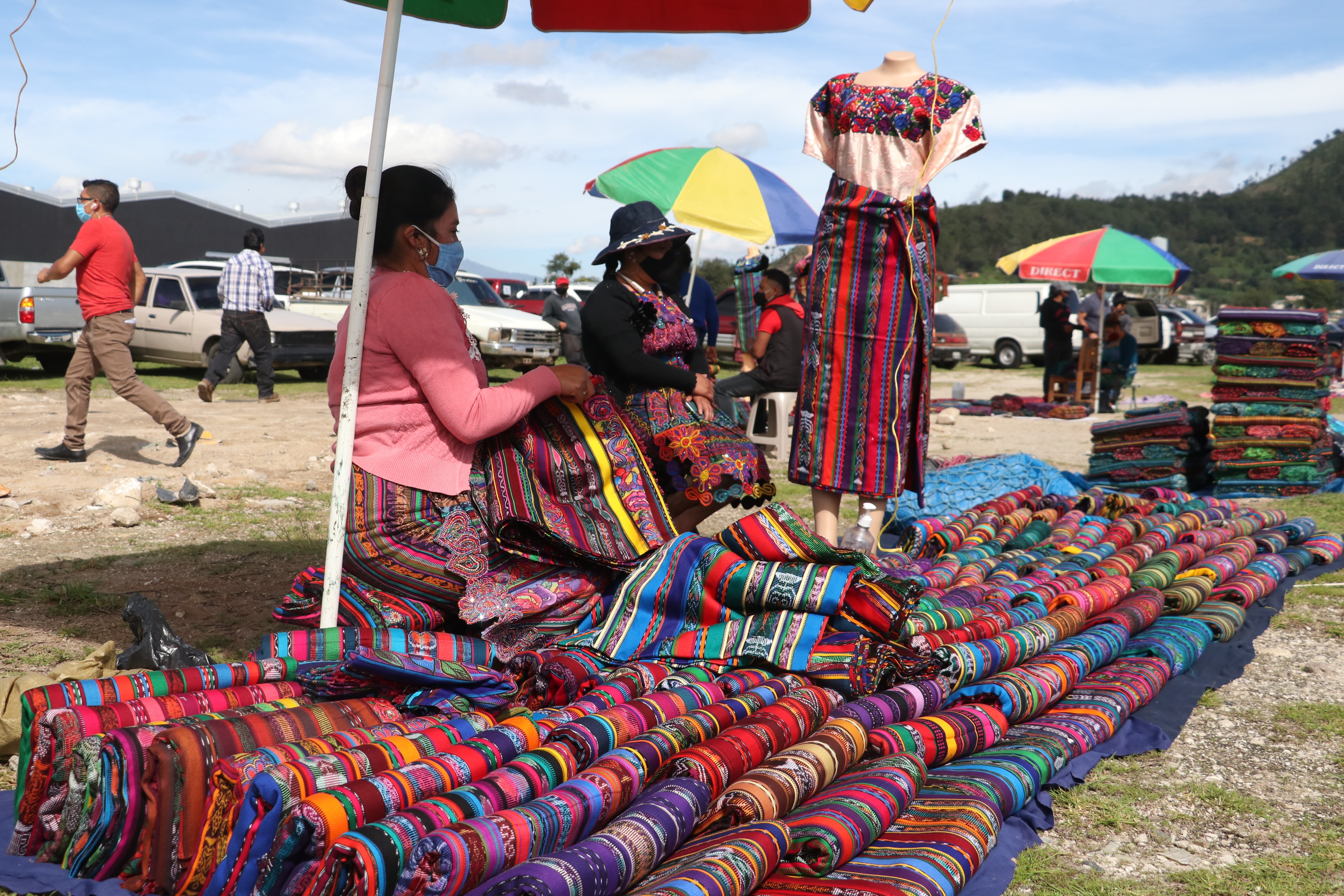 Unos 80 comerciantes de ropa típica alquilan un predio para vender su producto luego de tres meses de no tener ingresos. (Foto Prensa Libre: Raúl Juárez)