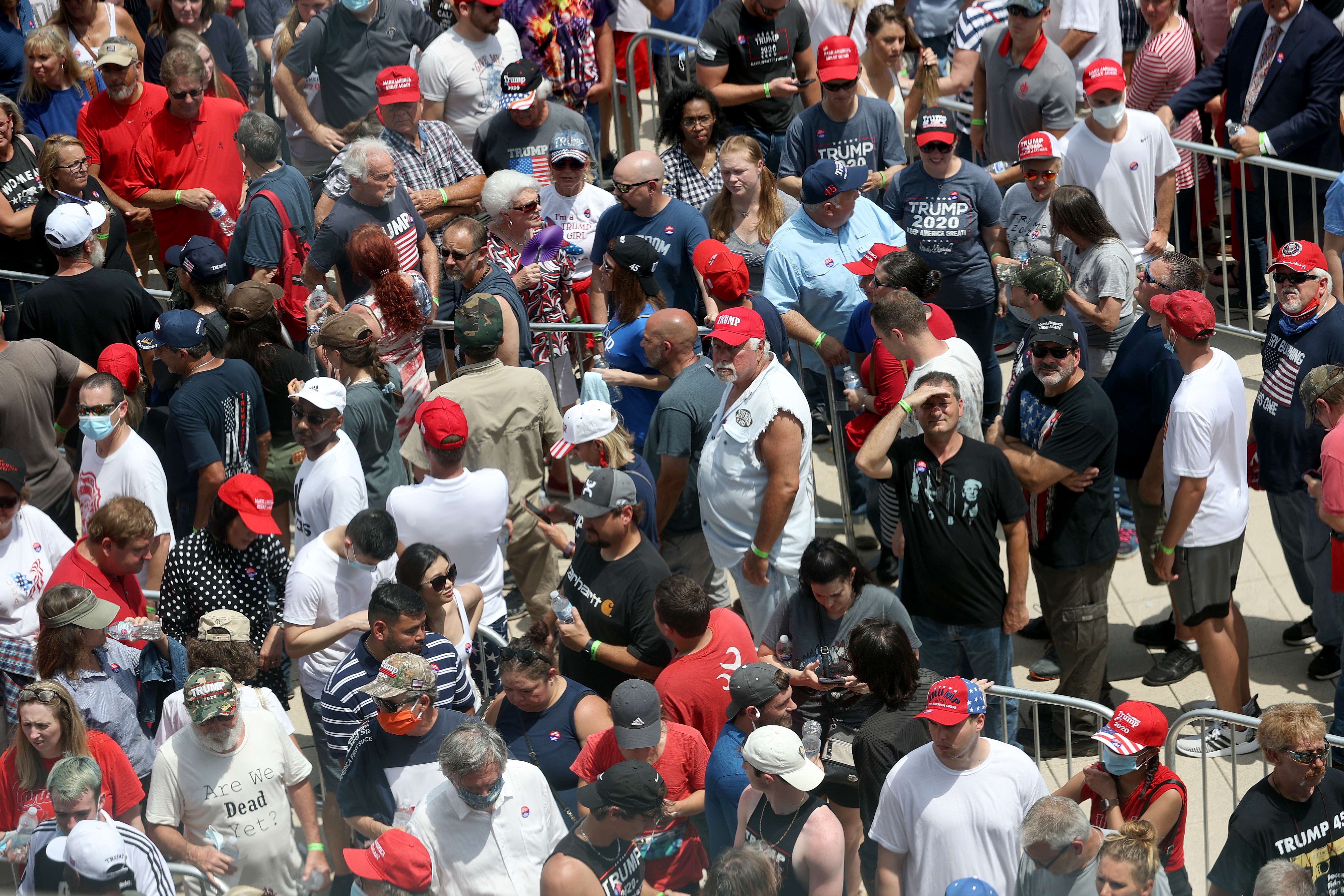 Simpatizantes de Trump esperan ingresar al acto de campaña en Tulsa, Oklahoma. (Foto Prensa Libre: AFP)