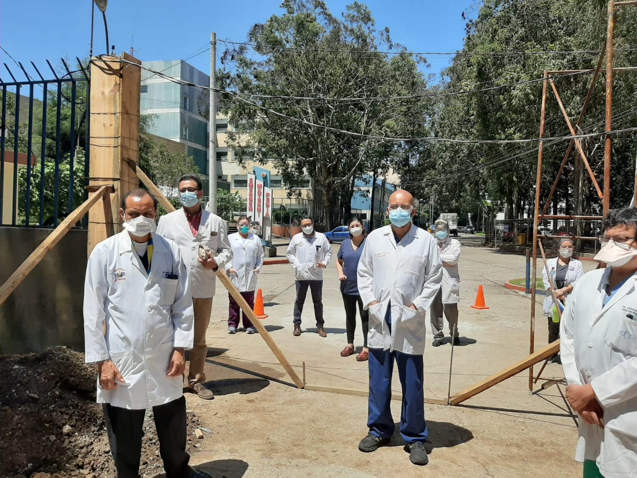 Médicos hablan con periodistas en el ingreso al Hospital Roosevelt este 8 de junio. (Foto Prensa Libre: Andrea Domínguez).