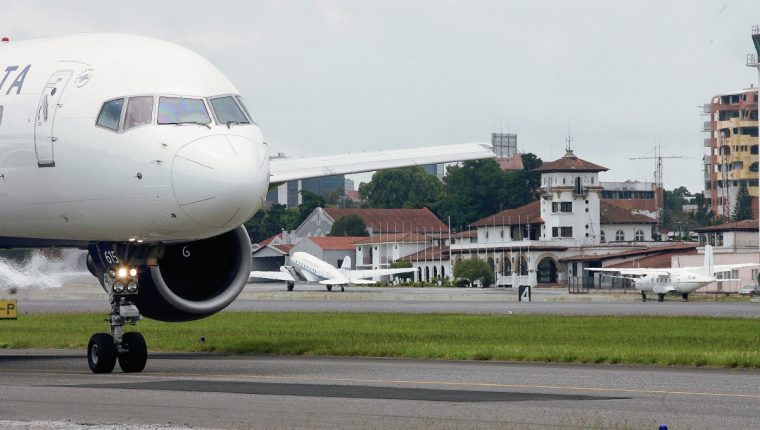 La fecha para reabrir el aeropuerto se aplazó para el 15 de agosto, pero se deben  implementar protocolos. (Foto, Prensa Libre: Hemeroteca PL).