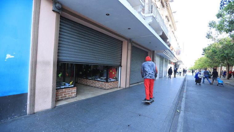 Guatemala mantiene medidas de confinamiento y la restricción de varias actividades productivas para evitar contagios por el covid-19 desde marzo. (Foto Prensa Libre: Juan Diego González)