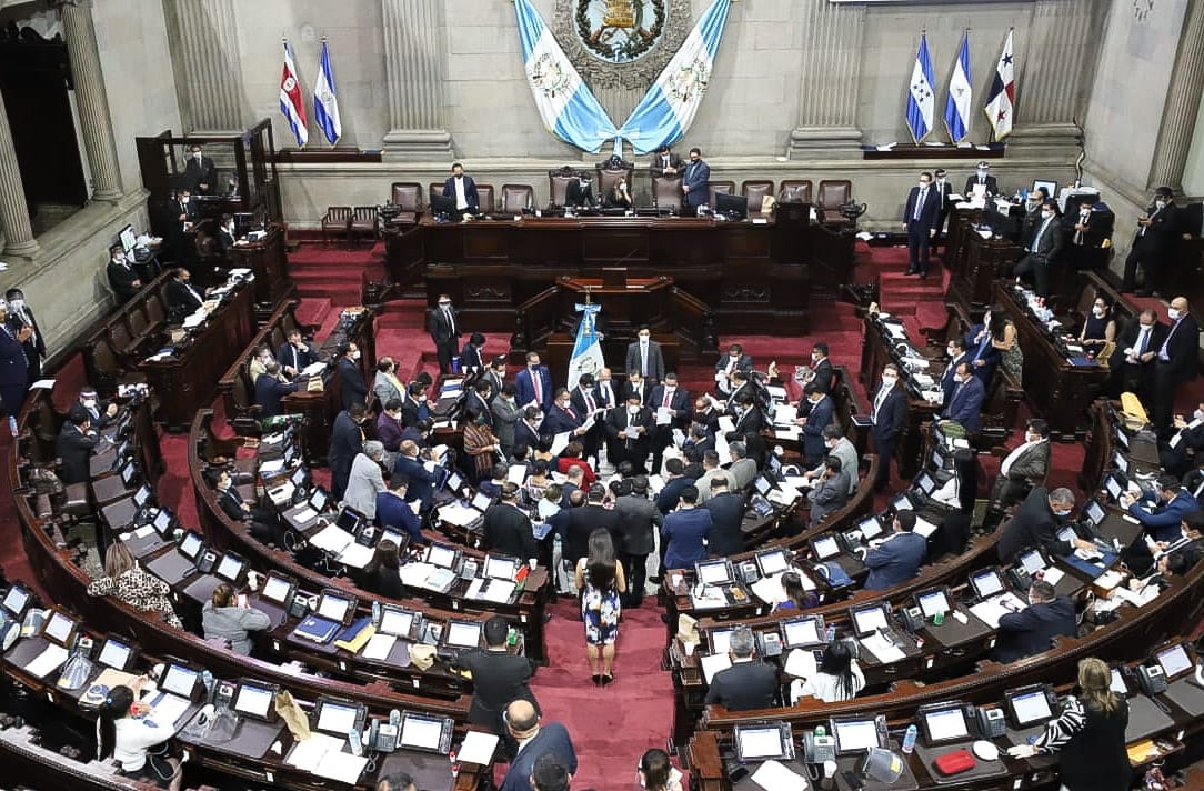 Jefes de bloque se reúnen en el centro del hemiciclo durante la sesión la noche del 23 de junio. (Foto Prensa Libre: Congreso).