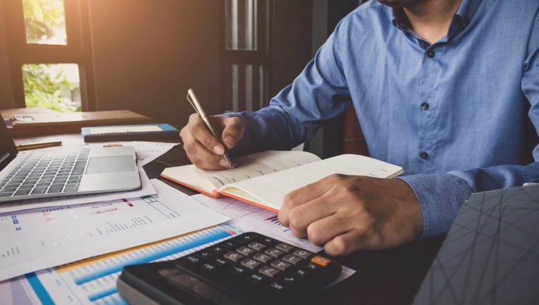 Revisión de estados financieros y aplicar reglas para analizar diferentes aristas de la empresa. (Foto Prensa Libre: Shutterstock)