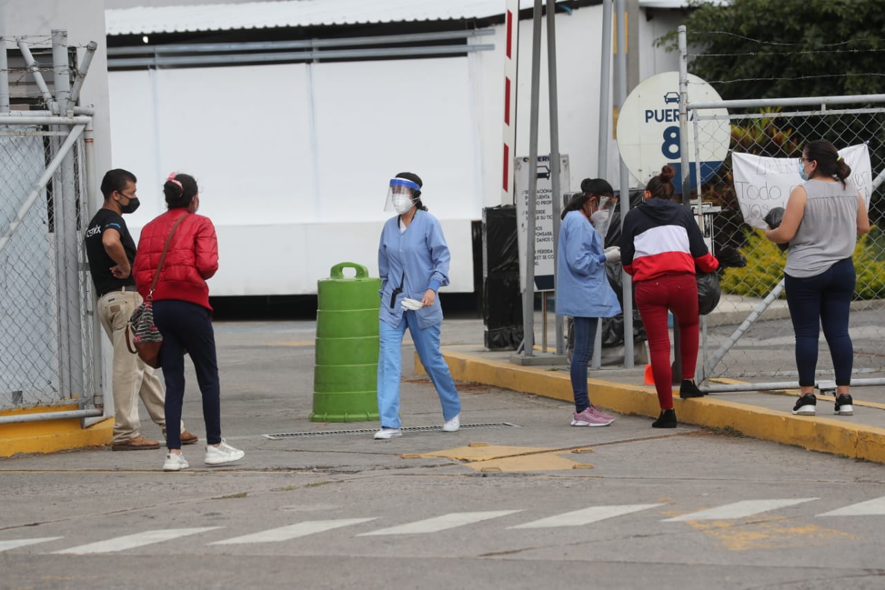 Vista afuera del hospital temporal instalado en el parque de la Industria. (Foto Prensa Libre: Érick Ávila)