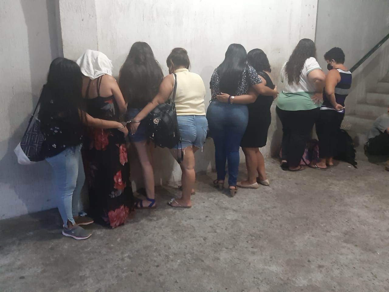 Los detenidos fueron trasladados a la comisaría 34 de la Policía Nacional Civil (PNC) (Foto Prensa Libre)
