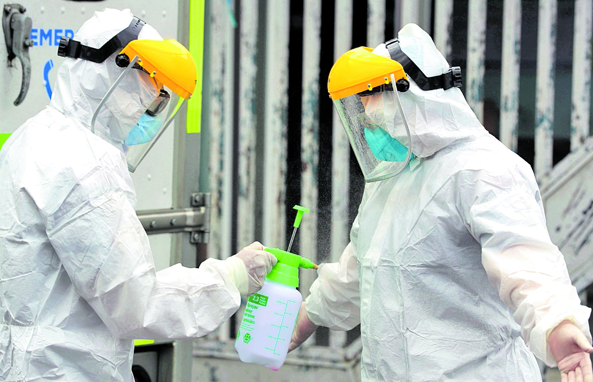 Un grupo de paramédicos  en las afueras del hospital San Juan de Dios al momento de ingresar a un paciente con covid-19. (Foto Prensa Libre: Hemeroteca PL)