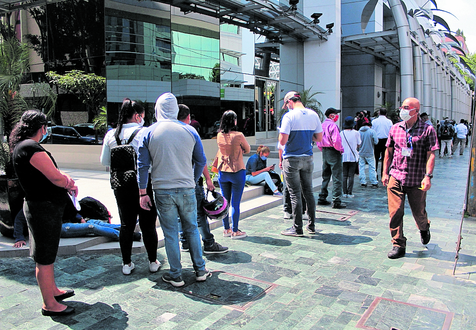 Personas esperan a ser atendidas en la agencia de la SAT ubicada en Dubai Center, zona 10. (Foto Prensa Libre: Byron García)