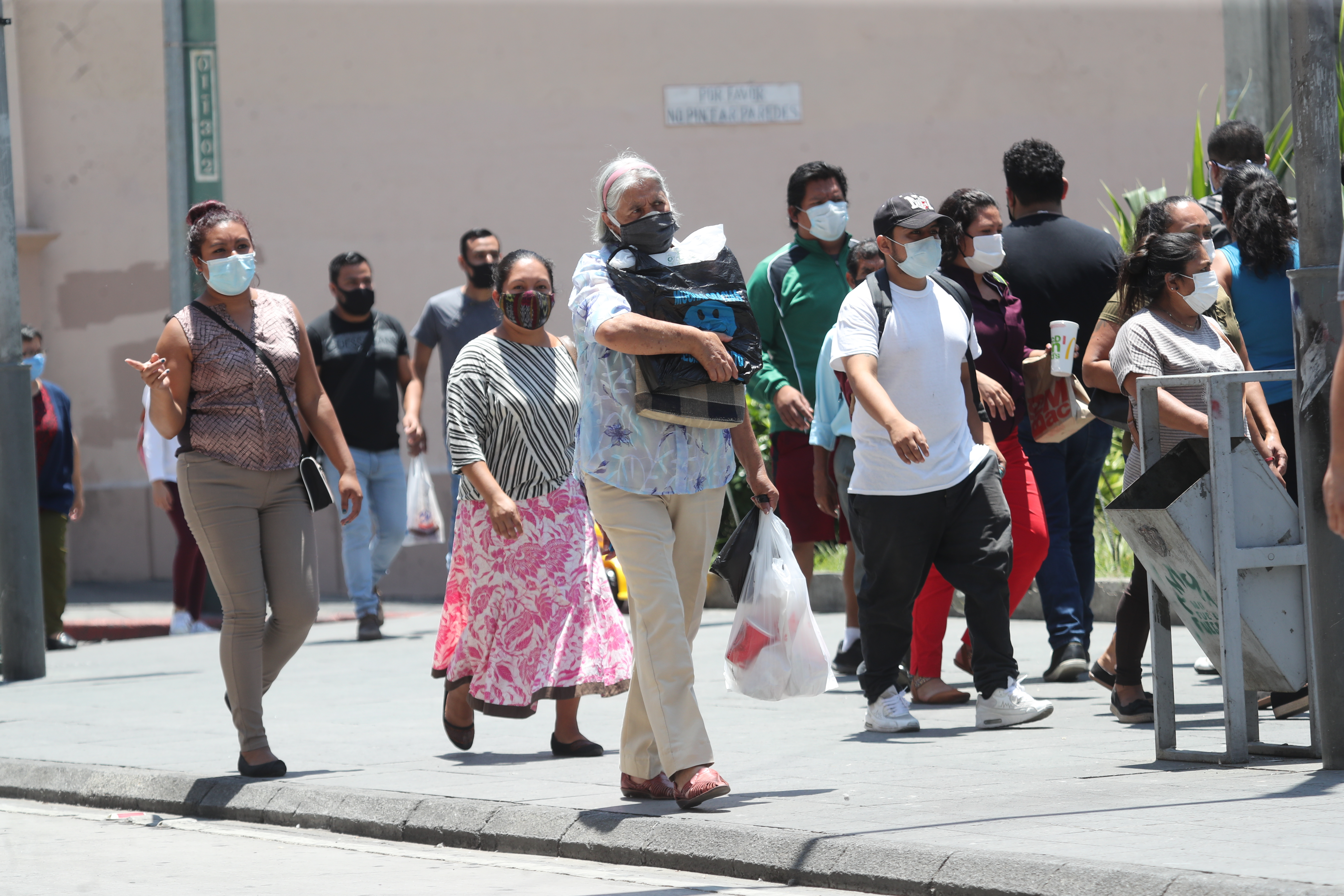 Flexibilizar las medidas de confinamiento de manera acelerada pueden llevar a un aumento desmedido de casos, según la OPS. (Foto Prensa Libre: Hemeroteca PL)