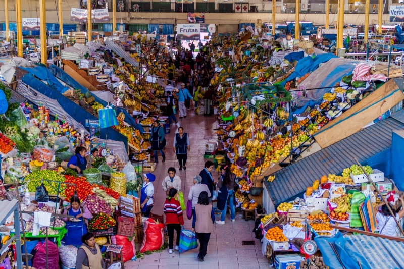 Zona de frutas del mercado central de Arequipa, Perú. (Foto Prensa Libre: Shutterstock/Matyas Rehak)