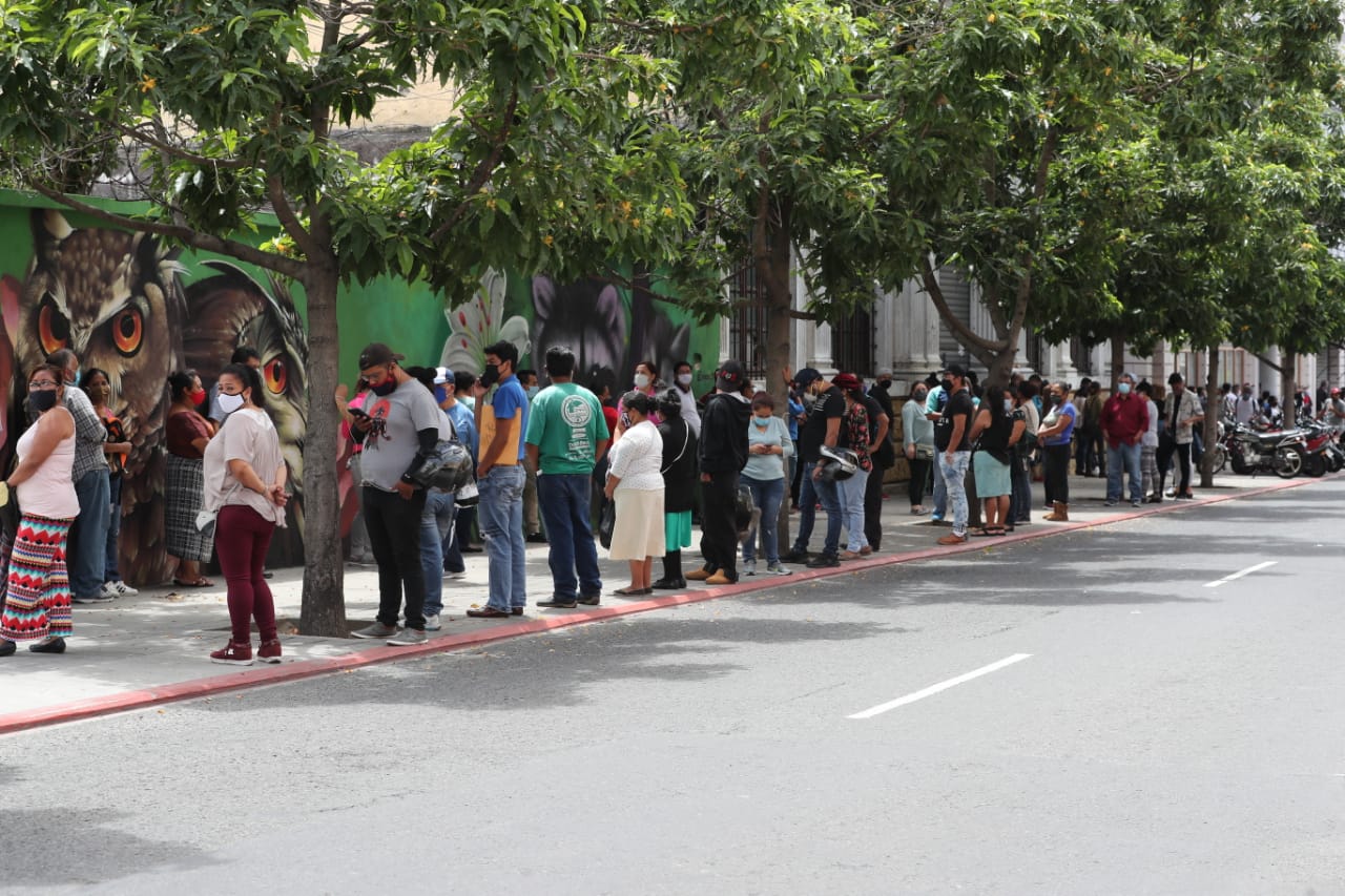 Aglomeraciones en las cercanías de la sede de la EEGSA en la zona 1. (Foto Prensa Libre: Érick Ávila)