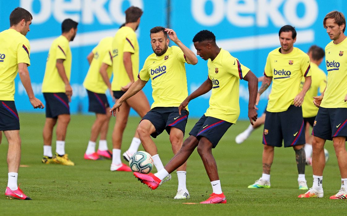 Los futbolistas del Barcelona durante la primera práctica grupal tras el parón por la pandemia del coronavirus. (Foto Prensa Libre: EFE)