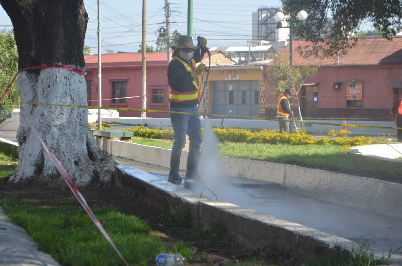 La limpieza, aún con químicos, podría no tener ningún beneficio para combatir al coronavirus, según la opinión de un experto. (Foto Prensa Libre: Raúl Juárez)