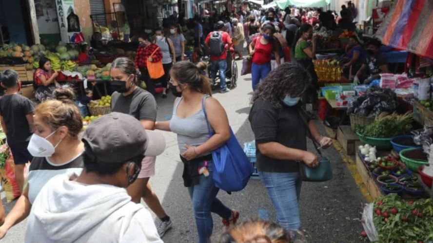 La guía contiene medidas que deberán ser seguidas por parte de los vendedores, los consumidores y los encargados de los mercados de abasto de las municipalidades. (Foto Prensa Libre: Érick Ávila)