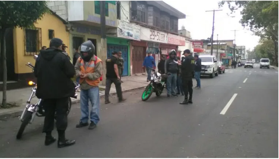 La PNC asegura que incrementaron los operativos para revisar lo que trasladan motoristas durante el toque de queda. (Foto Prensa Libre: Hemeroteca PL)