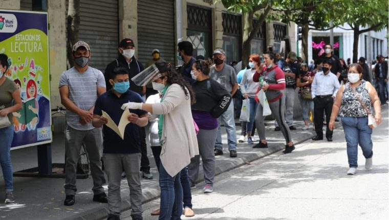 Los protocolos para operar en centros de trabajo no solo incluyen uso de mascarilla y gel antibacterial, sino una serie de medidas, obligaciones y sanciones. (Foto, Prensa Libre: Hemeroteca PL).