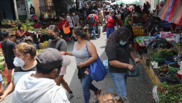 Un mercado en la ciudad capital. Estos lugares son centros de concentración de personas (Foto Prensa Libre: Hemeroteca PL). 