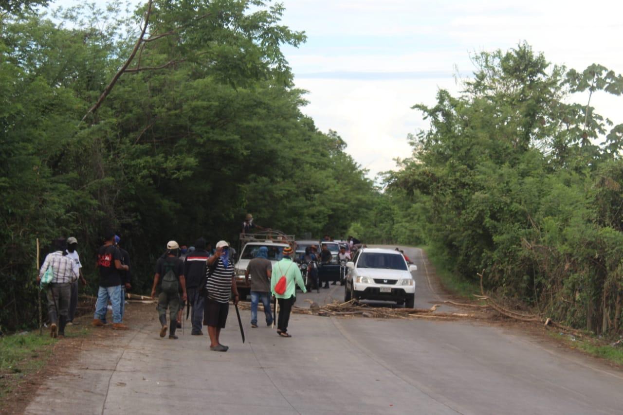 Grupos de vecinos llevan a cabo constantes bloqueos en los accesos a El Estor. (Foto Prensa Libre: Dony Stewart) 