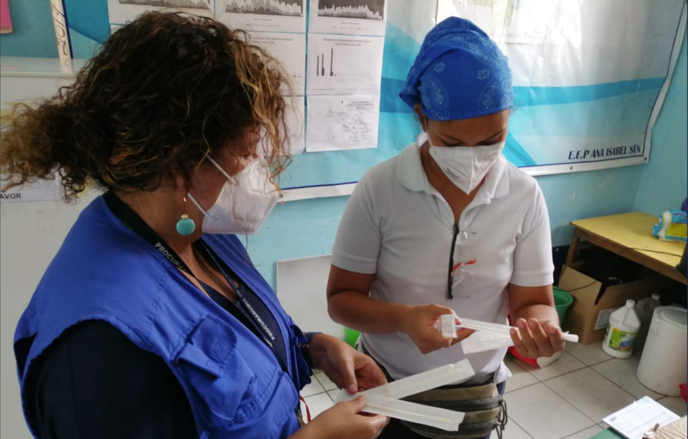 El personal sanitario mantiene las medidas de seguridad para la atención de pacientes. (Foto Prensa Libre: PDH)