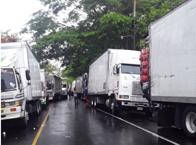 Comerciantes de la Tiendona de El Salvador afirmaron que hay una disminución del ingreso de verduras y hortalizas que se despachan de Guatemala. (Foto Prensa Libre: Hemeroteca) 