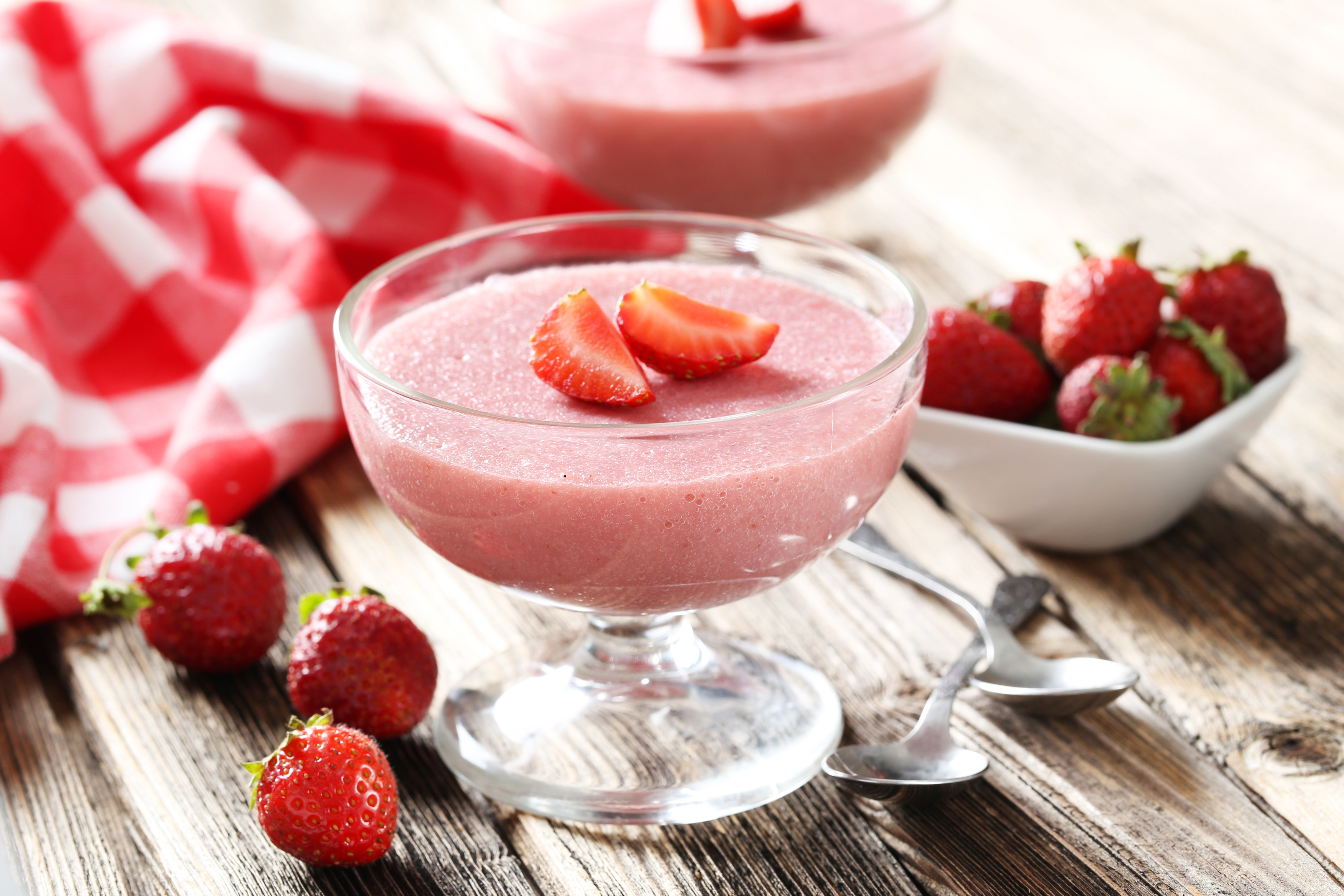 Este exquisito mousse de fresas se sugiere preparar una noche antes para que alcance una mejor consistencia. Foto ShutterStock