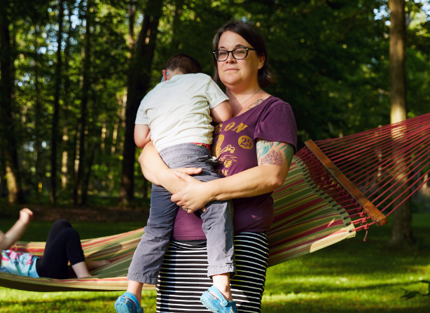 Virginia Dressler pasa los días en casa cuidando a sus gemelos de 3 años al tiempo que ejerce su carrera como bibliotecaria digital. (Da’Shaunae/The New York Times)