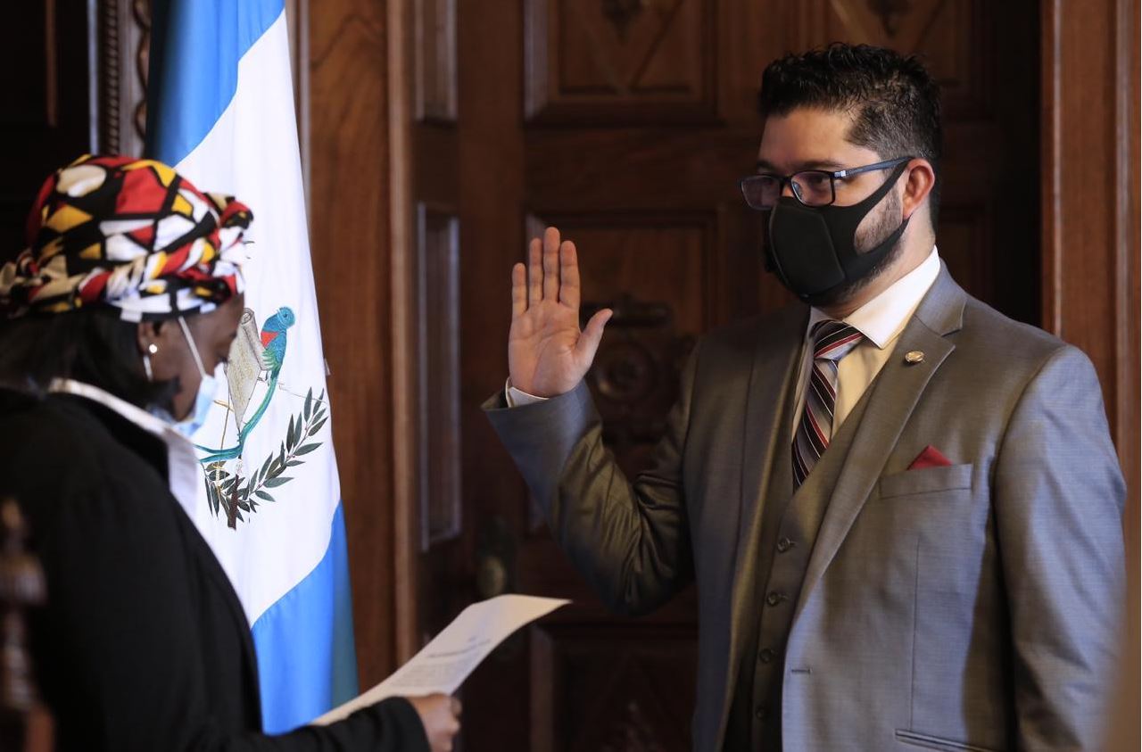 Carlos Sandoval durante la juramentación para ser viceministro de Deporte y Recreación. (Foto Prensa Libre: cortesía)